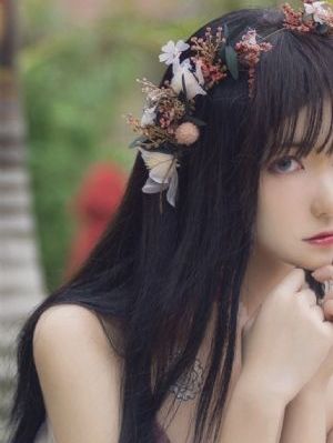 边亲边把手放衣服里发出声音